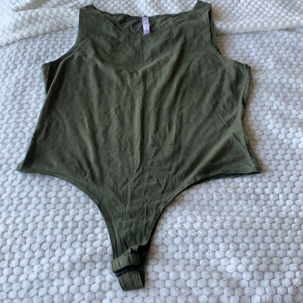 Green kaki. It’s size small.